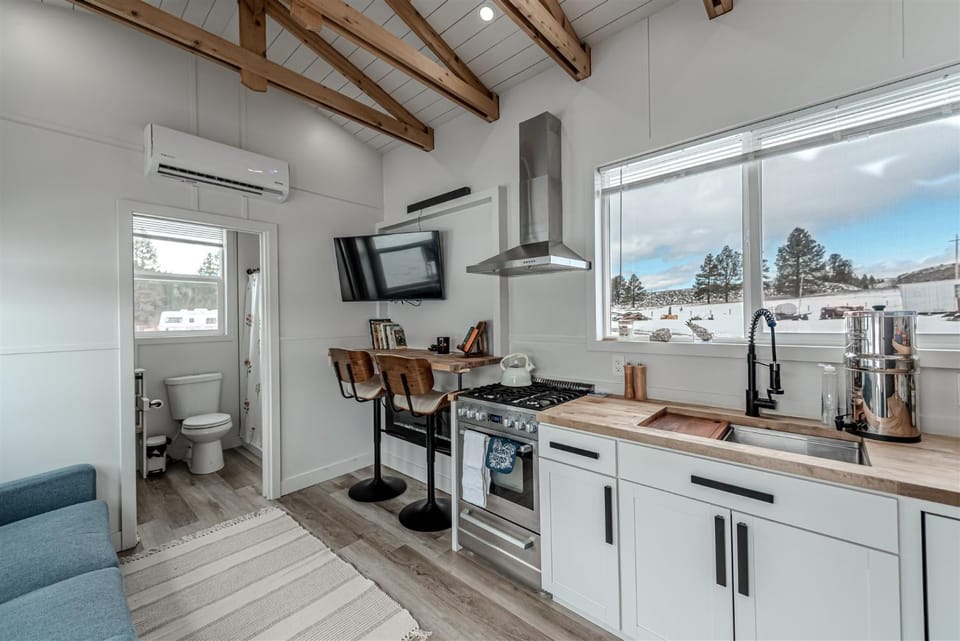 TV and multimedia, Kitchen or kitchenette, Living room, Seating area, Dining area, oven, pet friendly, stove