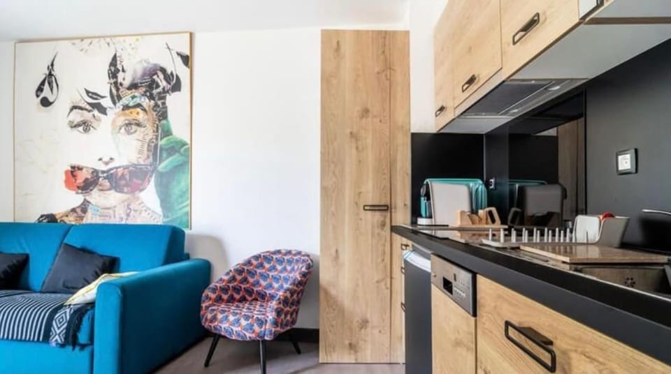Coffee/tea facilities, Kitchen or kitchenette, Living room, Seating area, minibar