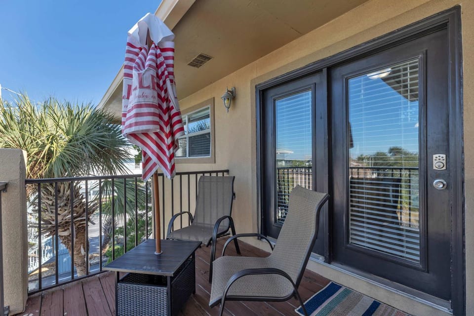 Bluefish Community Pool and Minutes Walk To The Beach House in Okaloosa Island