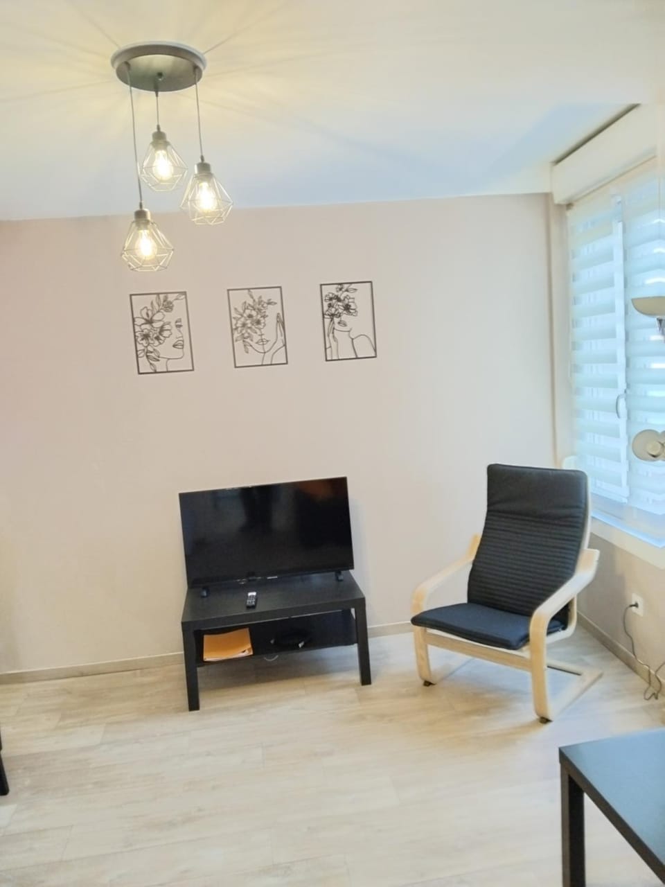 Les loges de Véro - RDC - Entièrement climatisé - Parking privé - Garage vélo moto - Rénové en 2025 - Classé 3 étoiles - 5 couchages - 2 ch - 1 canapé conv - WIFI - Boulangerie, petite restauration et restaurant à prox - À 5 mn du centre de Verdun Apartment in Verdun