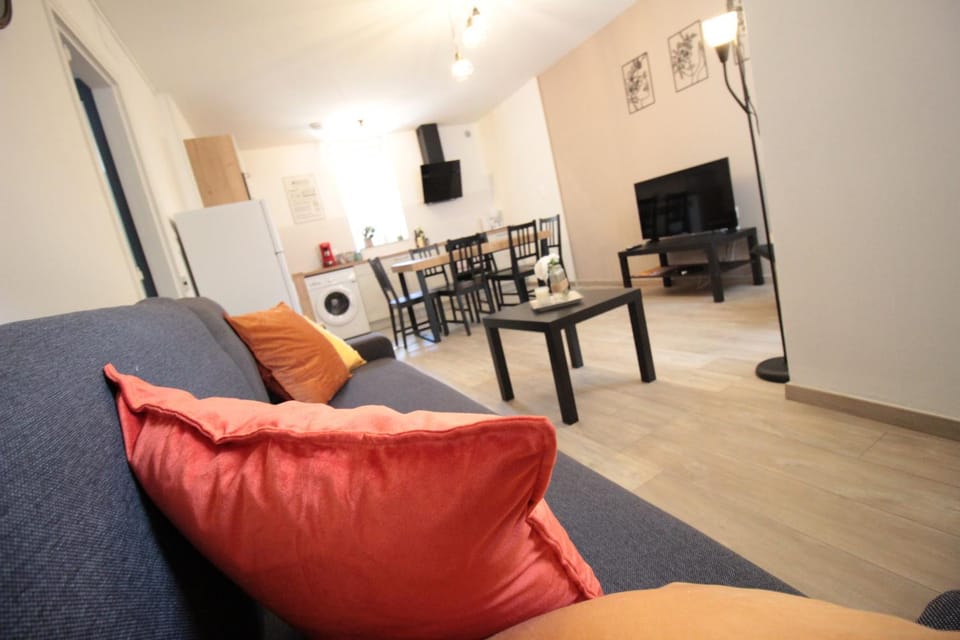 Les loges de Véro - RDC - Entièrement climatisé - Parking privé - Garage vélo moto - Rénové en 2025 - Classé 3 étoiles - 5 couchages - 2 ch - 1 canapé conv - WIFI - Boulangerie, petite restauration et restaurant à prox - À 5 mn du centre de Verdun Apartment in Verdun