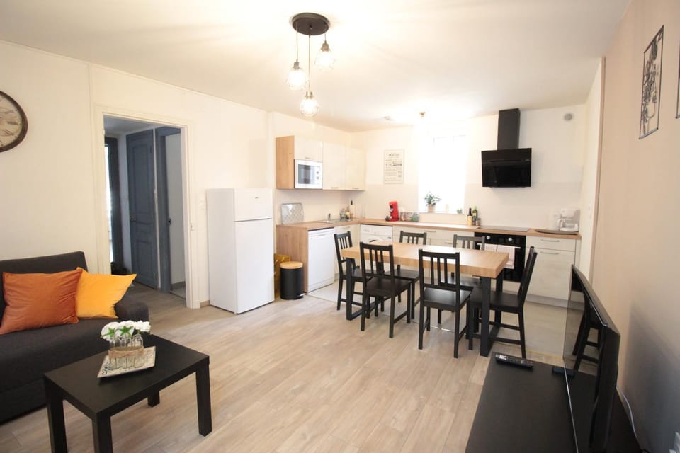 Les loges de Véro - RDC - Entièrement climatisé - Parking privé - Garage vélo moto - Rénové en 2025 - Classé 3 étoiles - 5 couchages - 2 ch - 1 canapé conv - WIFI - Boulangerie, petite restauration et restaurant à prox - À 5 mn du centre de Verdun Apartment in Verdun