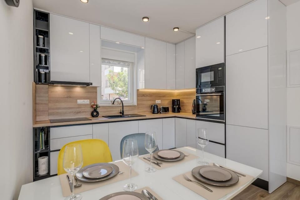 Kitchen or kitchenette, Dining area, dishwasher, oven, stove