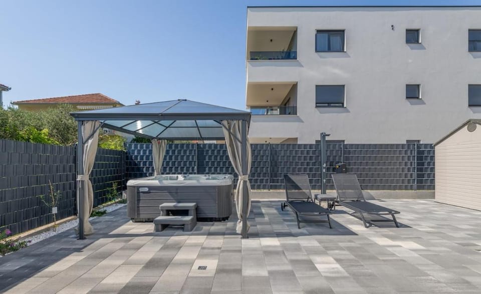 Patio, Day, BBQ facilities, Hot Tub, View (from property/room), Balcony/Terrace, sunbed