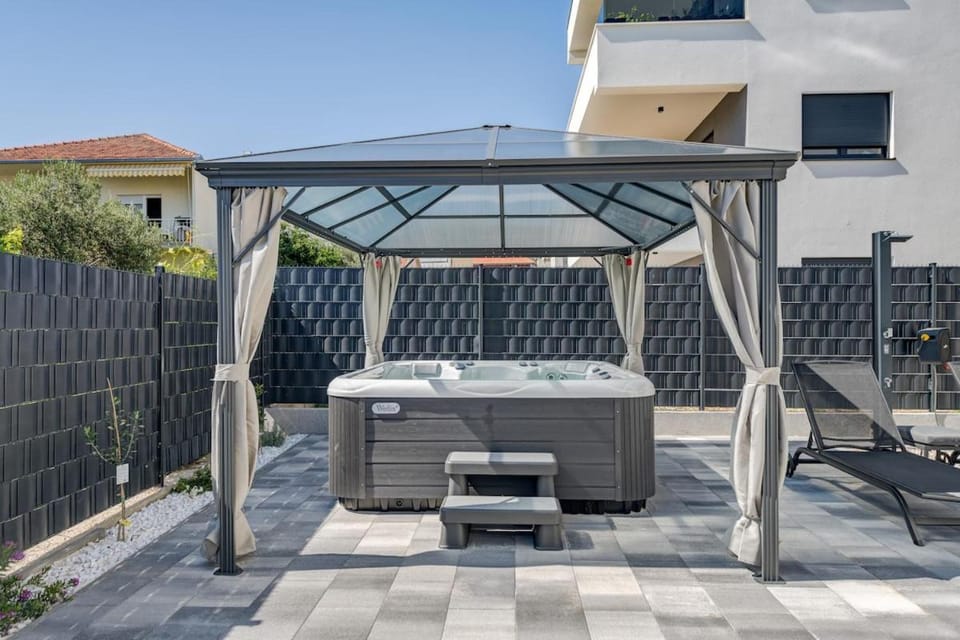 Hot Tub, Hot Tub, View (from property/room), Balcony/Terrace