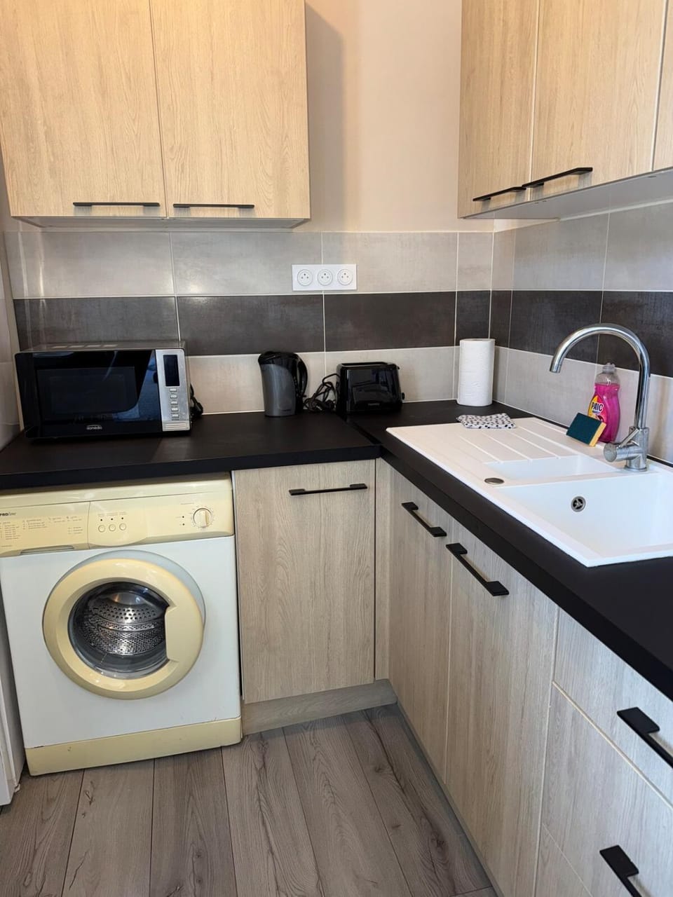 Kitchen or kitchenette, toaster, washing machine