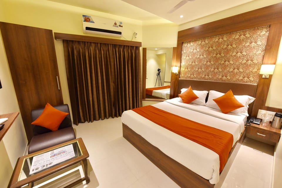 TV and multimedia, Photo of the whole room, Seating area, Bedroom, wardrobe