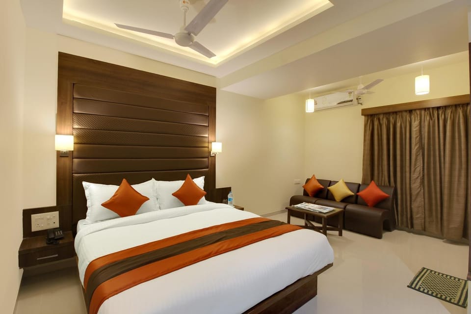 Bed, Photo of the whole room, Seating area, Bedroom, air conditioner