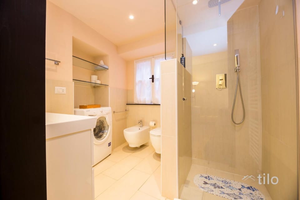 Shower, bidet, towels