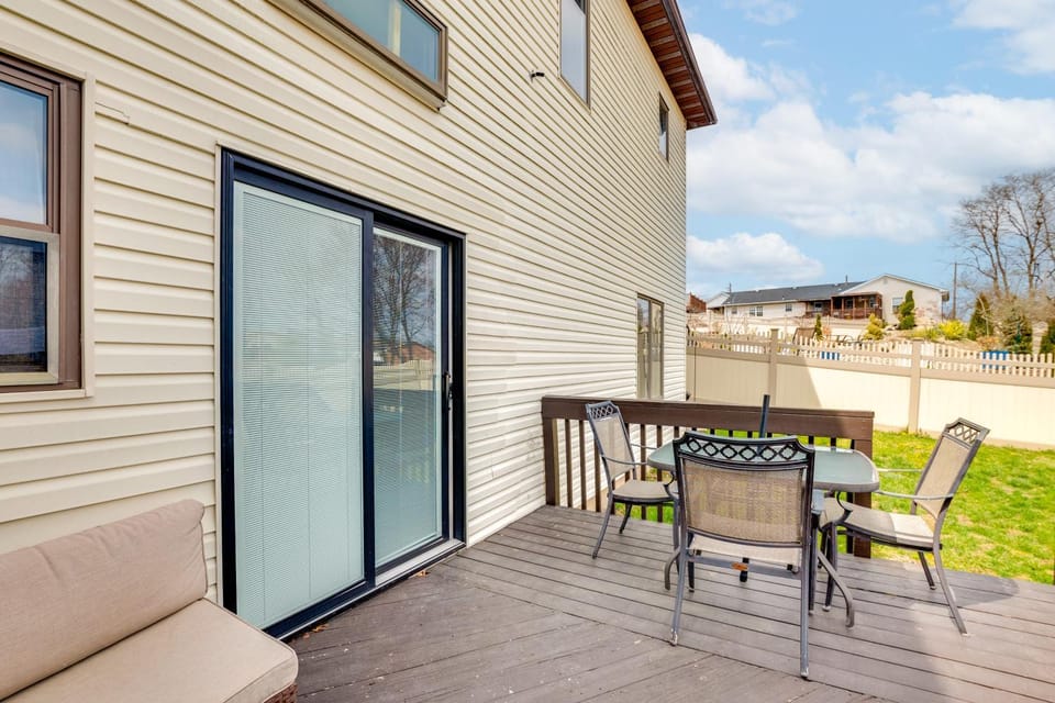 5 Mi to Rutgers University: New Jersey Guest Suite Apartment in South River