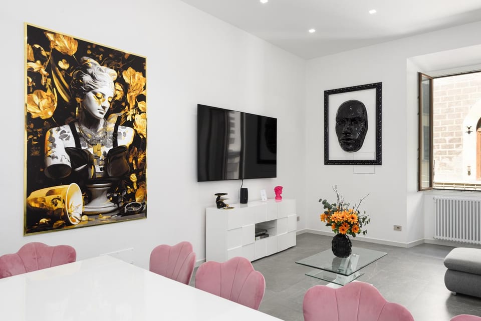 Communal lounge/ TV room, TV and multimedia, Living room, Decorative detail, Seating area, Evening entertainment