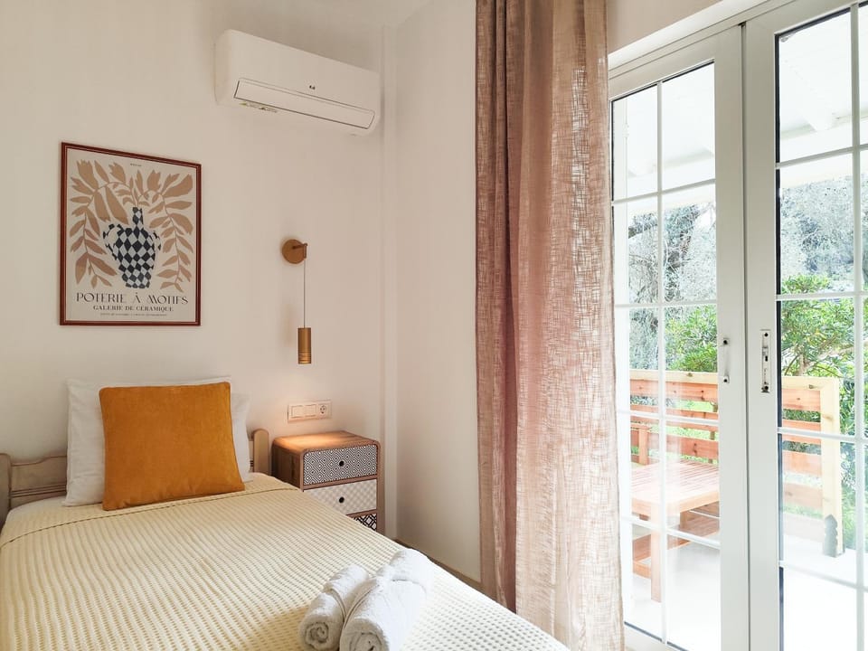 Bed, Bedroom, air conditioner