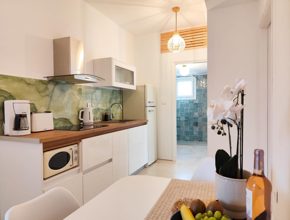 Coffee/tea facilities, Kitchen or kitchenette, stove, toaster