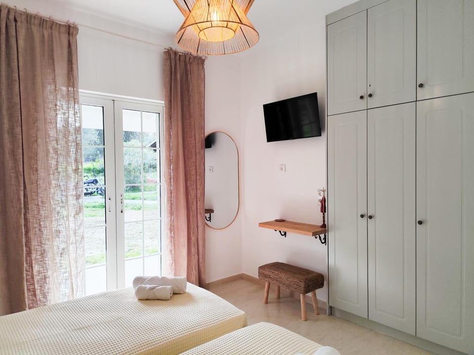 Bed, TV and multimedia, Photo of the whole room, Bedroom, wardrobe