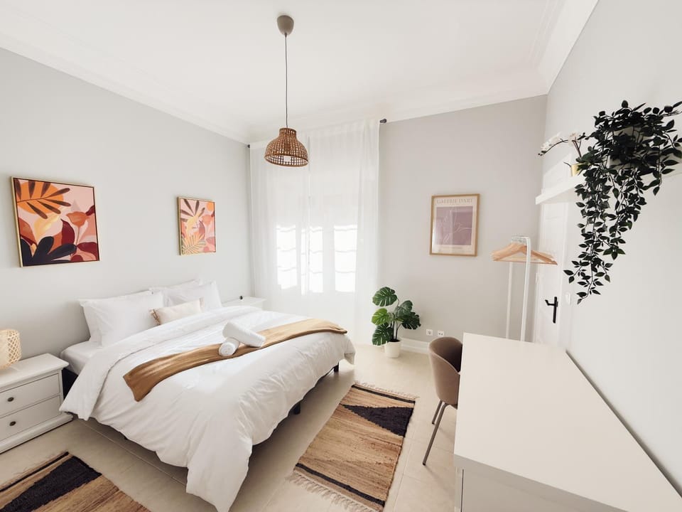 Bed, Photo of the whole room, Seating area, Bedroom