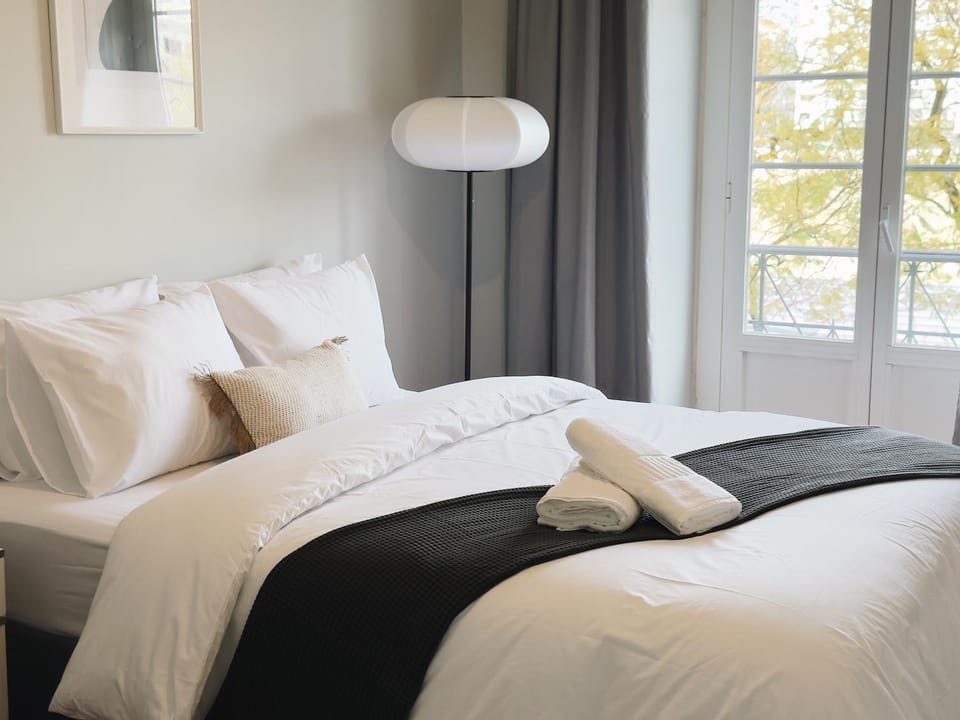 Bed, View (from property/room), Balcony/Terrace, Photo of the whole room, Bedroom, City view