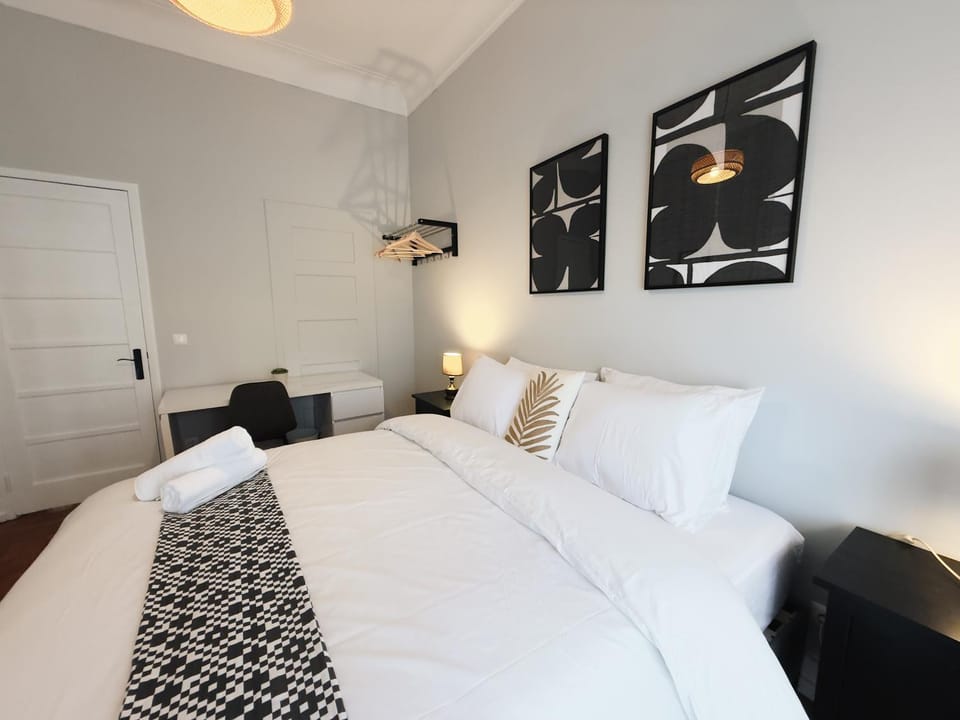 Bed, View (from property/room), Balcony/Terrace, Photo of the whole room, Bedroom, City view