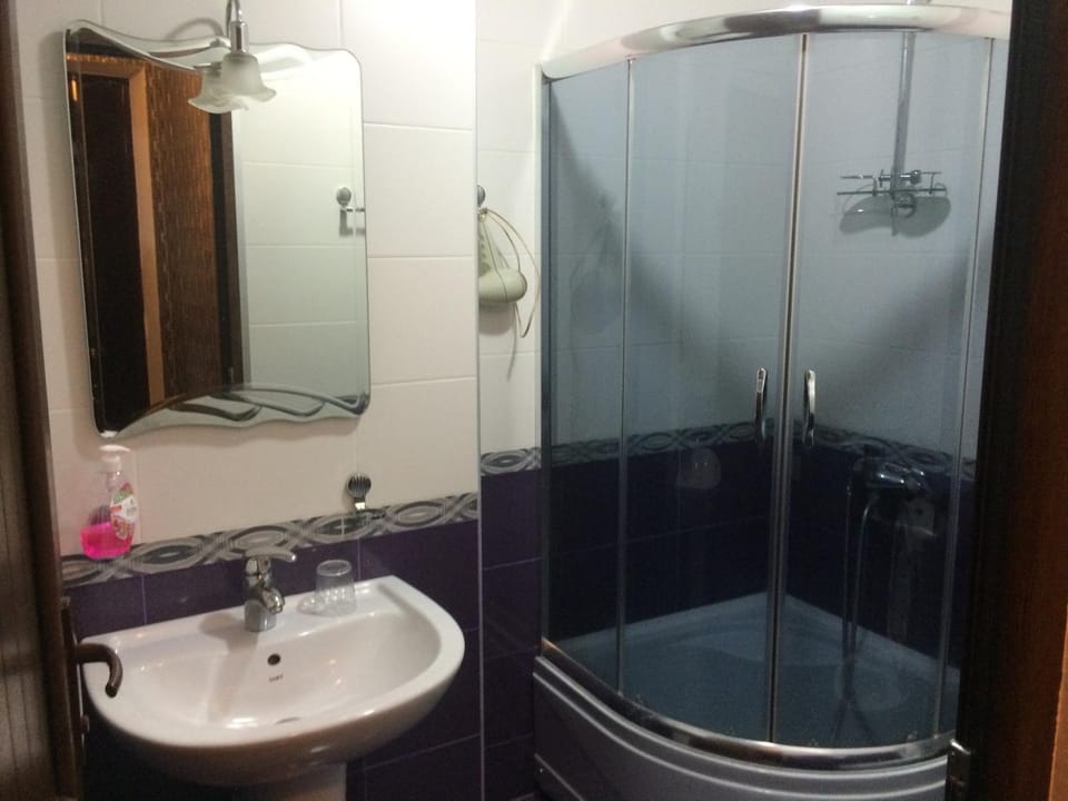 Shower, Toilet