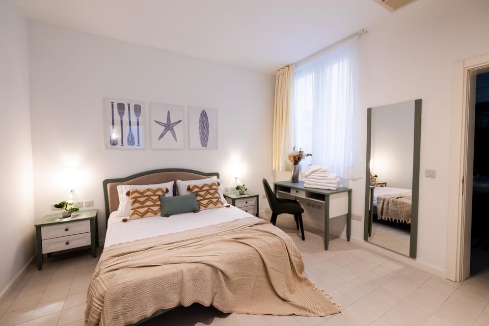 Photo of the whole room, Bedroom