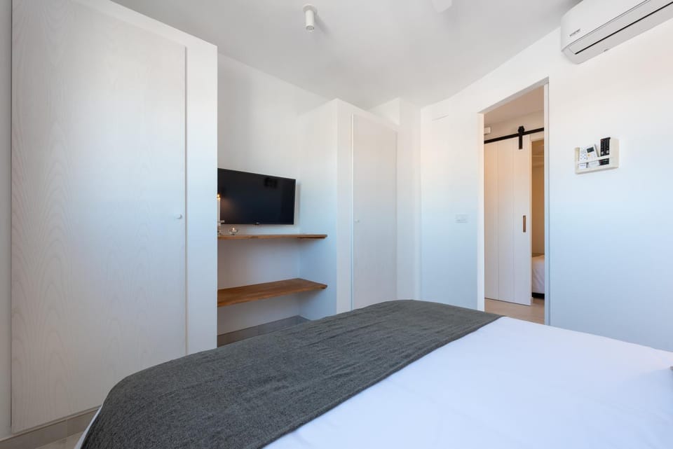 Bed, TV and multimedia, Bedroom