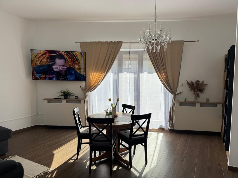 TV and multimedia, Living room, Seating area, Dining area