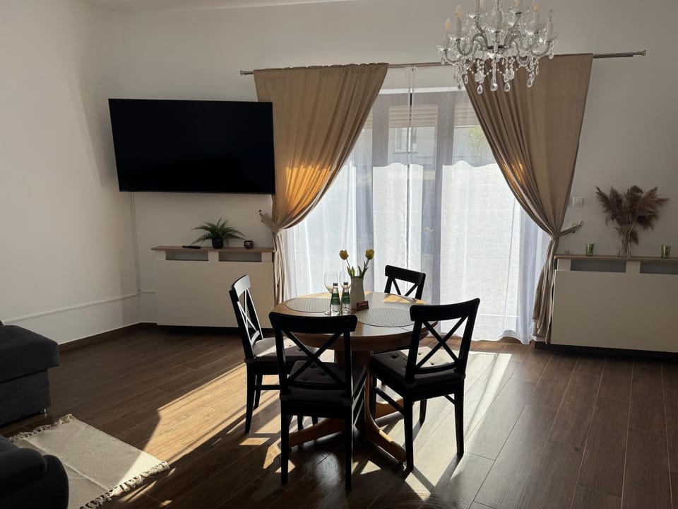 TV and multimedia, Living room, Dining area, Evening entertainment