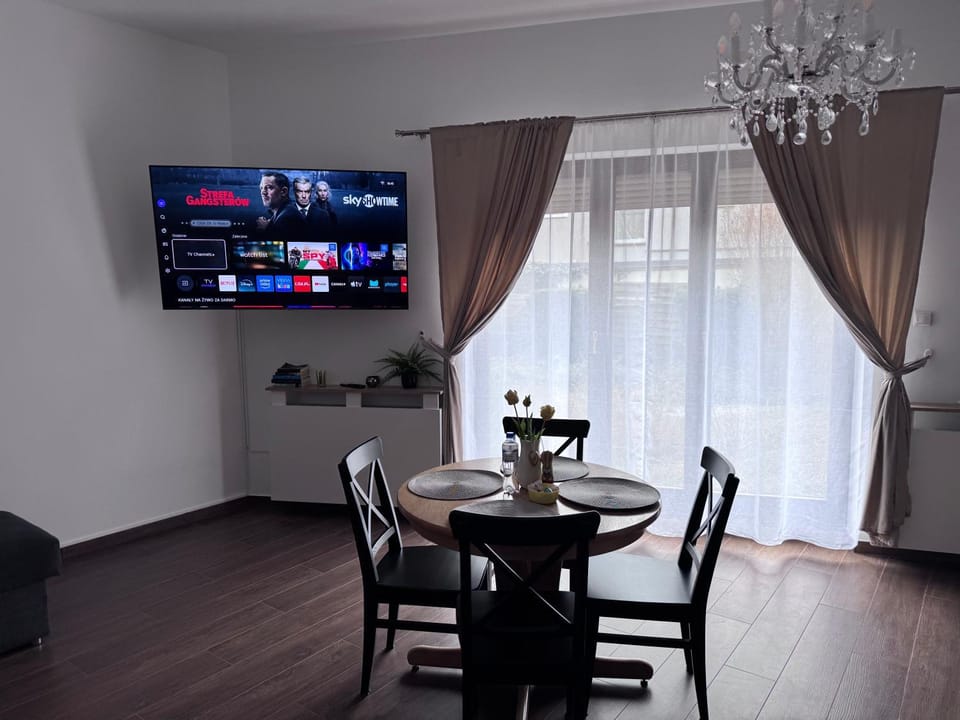 Communal lounge/ TV room, TV and multimedia, Living room, Dining area