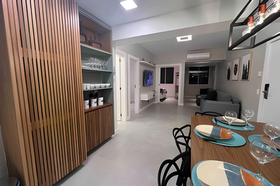Apartamento 2 quartos reformado na quadra da praia Apartment in Rio de Janeiro