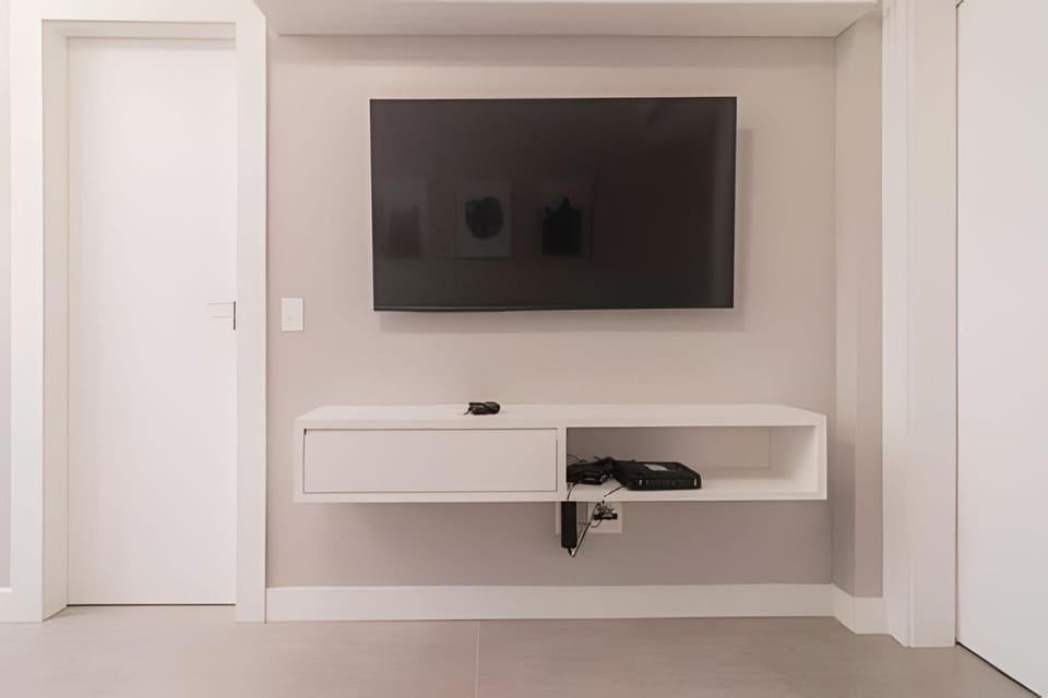 Apartamento 2 quartos reformado na quadra da praia Apartment in Rio de Janeiro