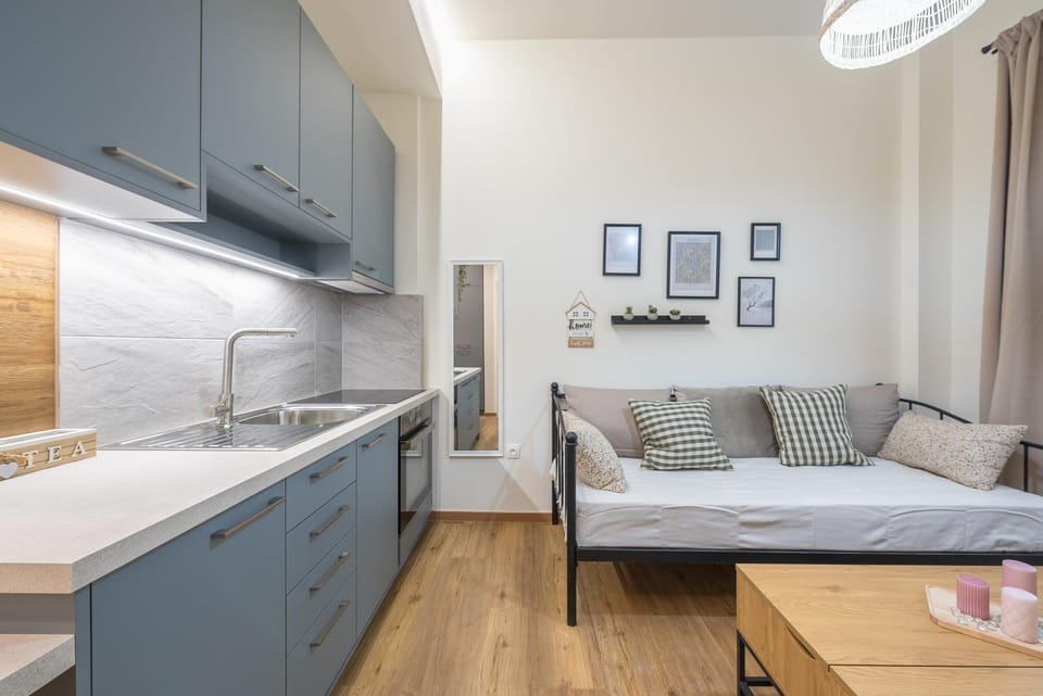 Kitchen or kitchenette, Seating area, stove