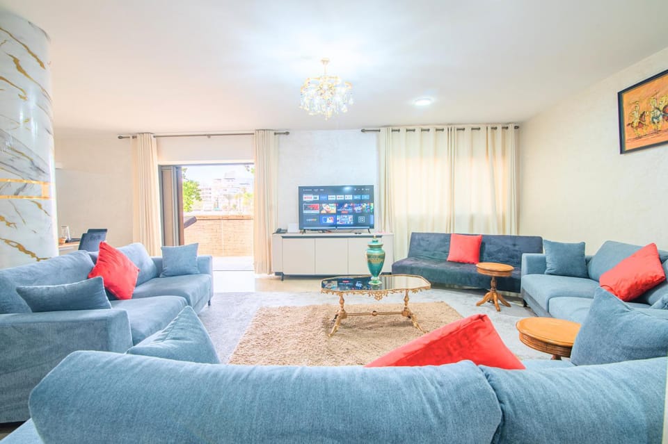 Communal lounge/ TV room, TV and multimedia, Balcony/Terrace, Balcony/Terrace, Living room, Seating area, Garden view, internet