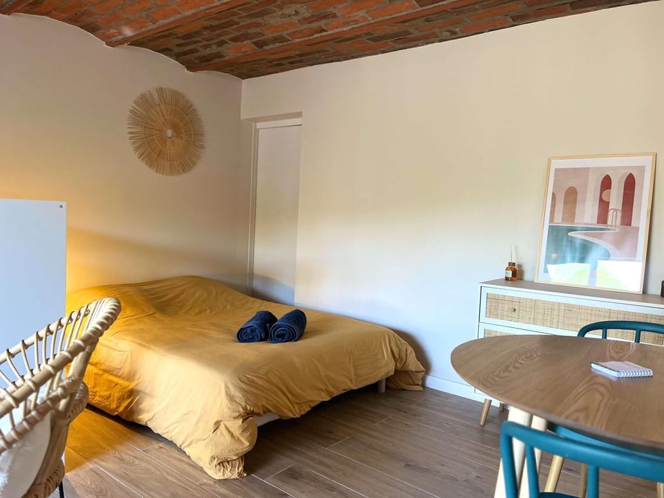 Bed, Photo of the whole room, Dining area, Bedroom
