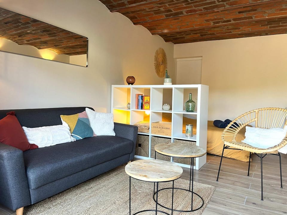 Library, Living room, Seating area