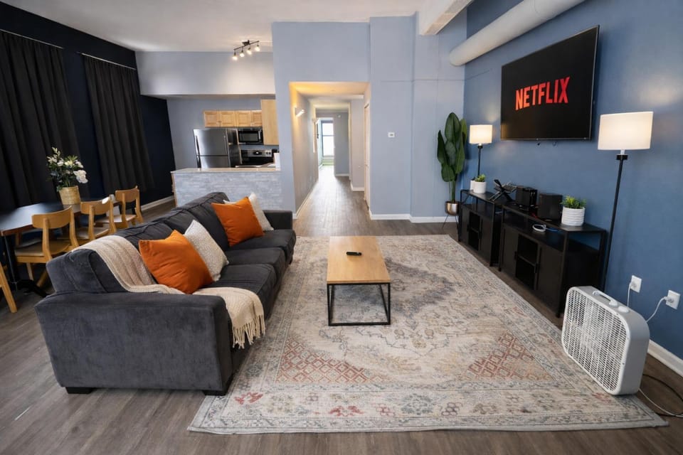 TV and multimedia, Kitchen or kitchenette, Living room, Seating area, Dining area