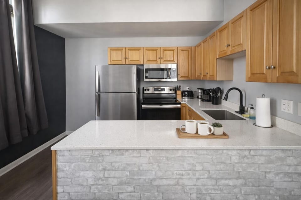 Coffee/tea facilities, Kitchen or kitchenette, Seating area, microwave