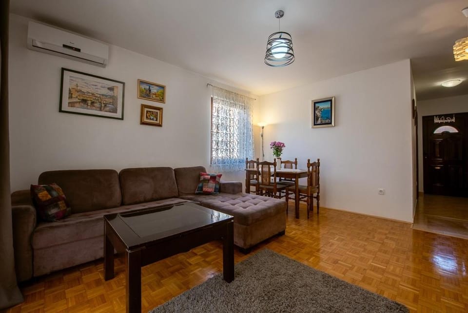 Bed, Living room, Seating area, Dining area, air conditioner