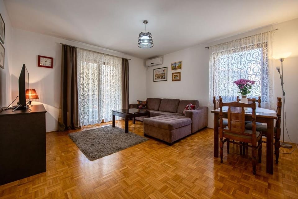 Bed, TV and multimedia, Living room, Seating area, Dining area