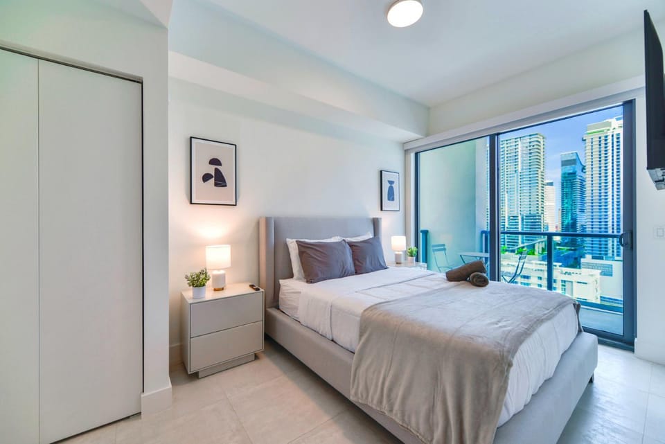 Bed, TV and multimedia, Bedroom, towels