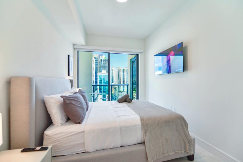 Bed, TV and multimedia, Bedroom, towels