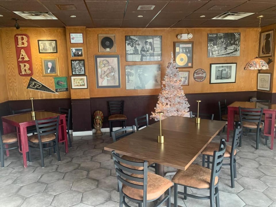 Living room, Lounge or bar, Food and drinks, Drinks, Alcoholic drinks