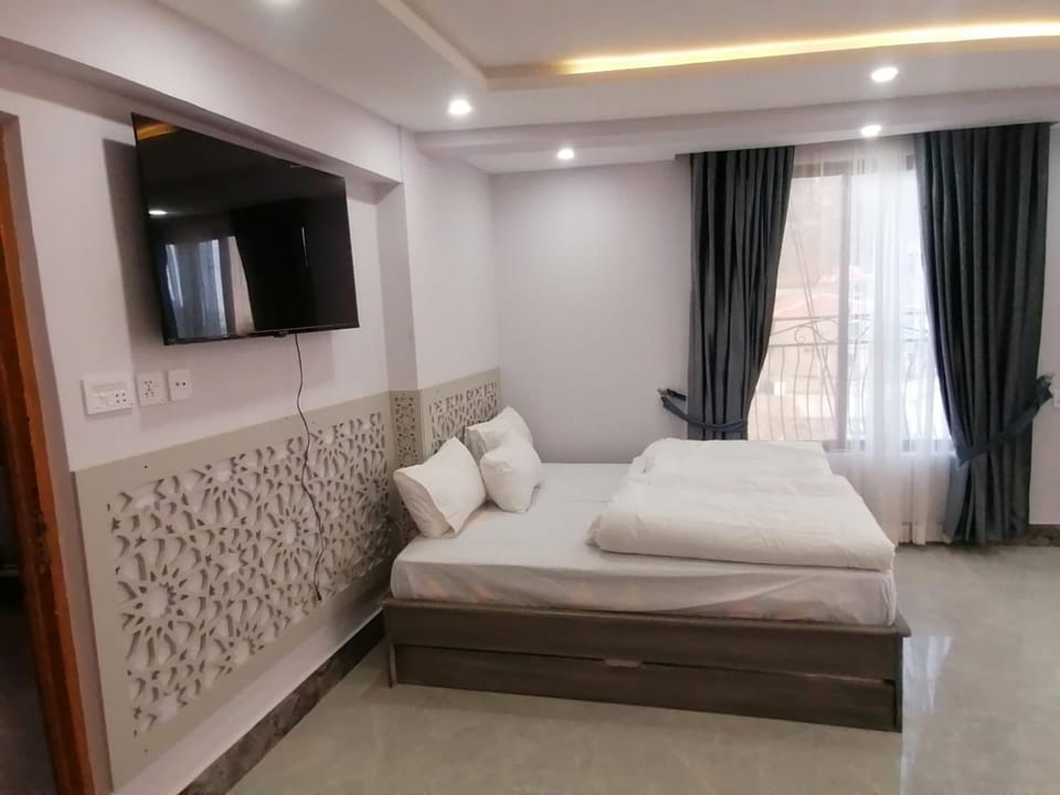 Bed, TV and multimedia, Bedroom