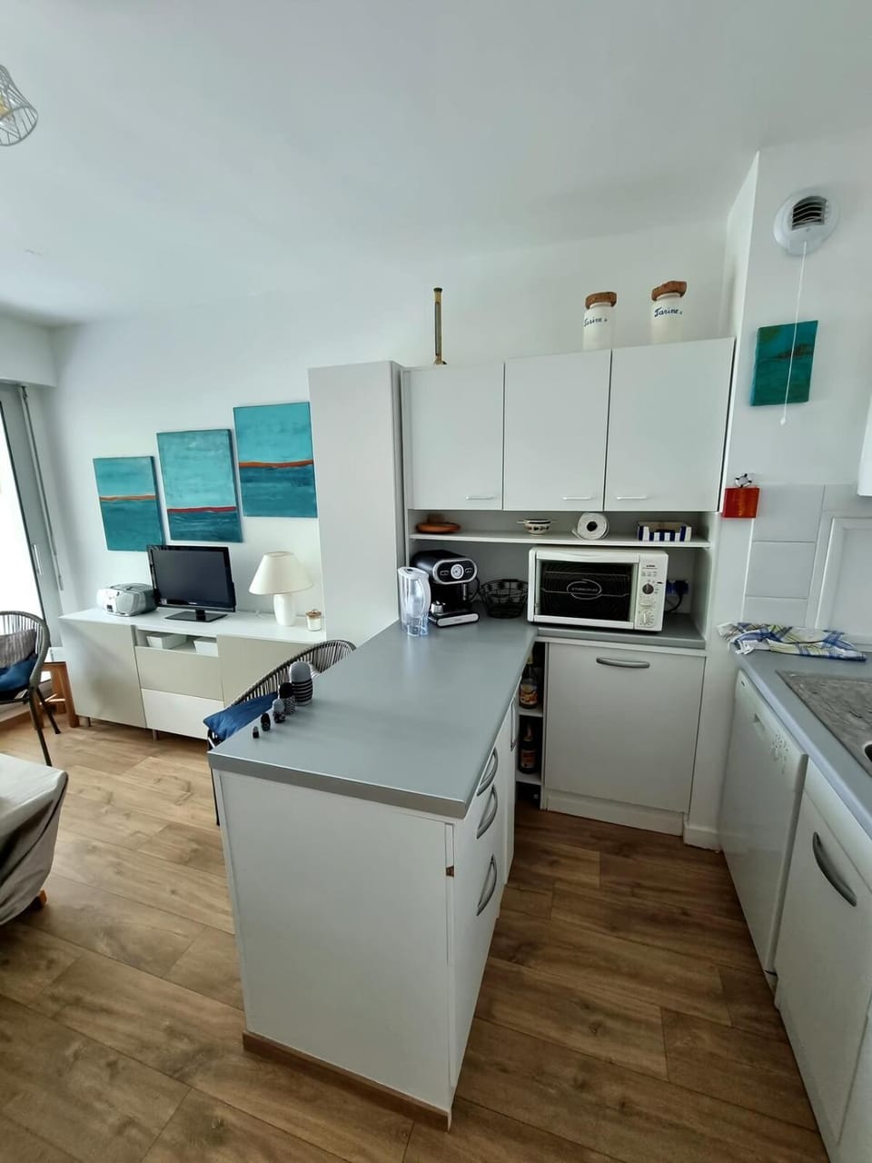 Kitchen or kitchenette, Dining area