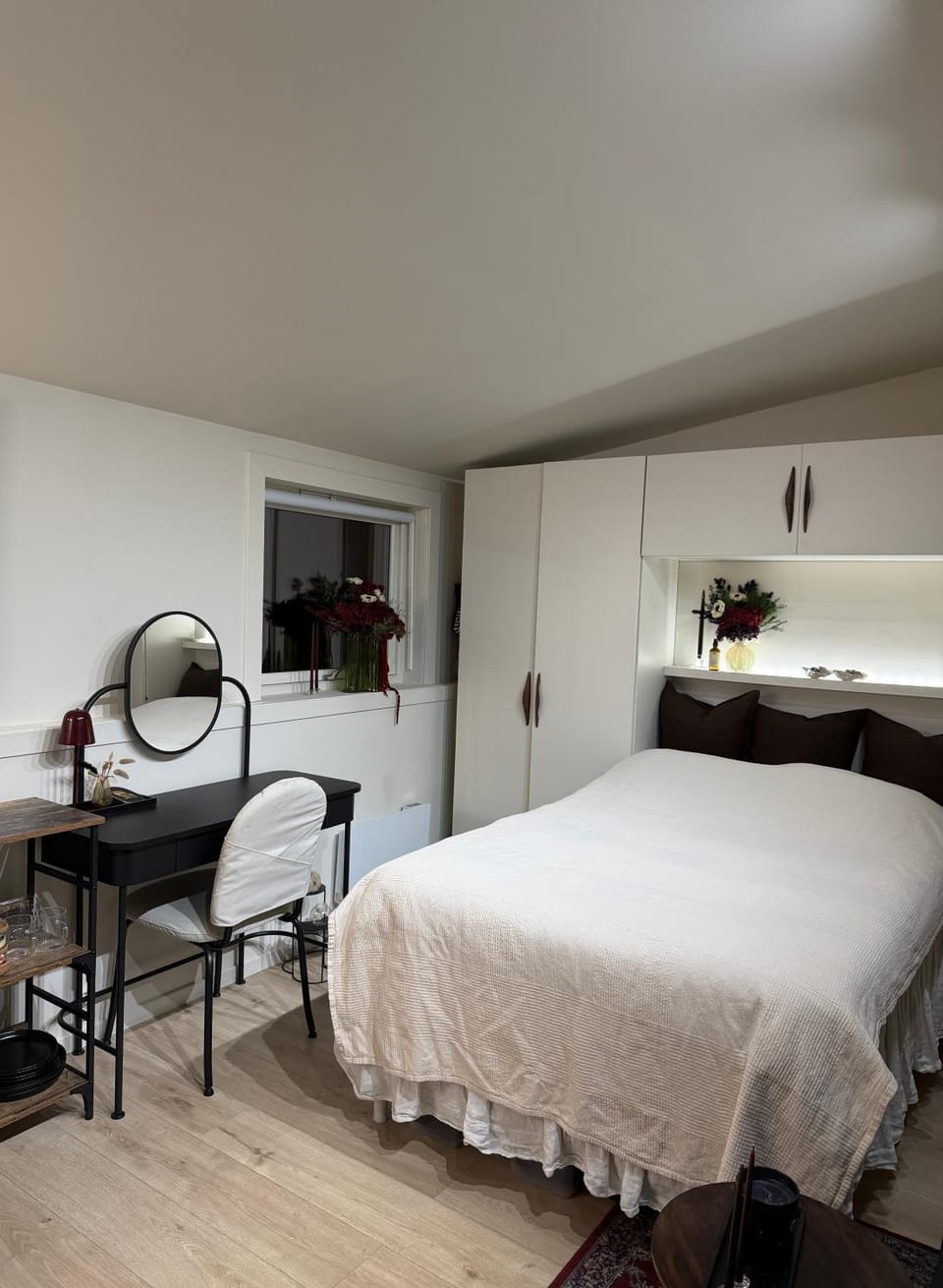 Bed, Seating area, Bedroom