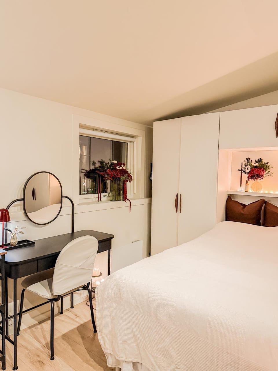 Bed, Seating area, Bedroom