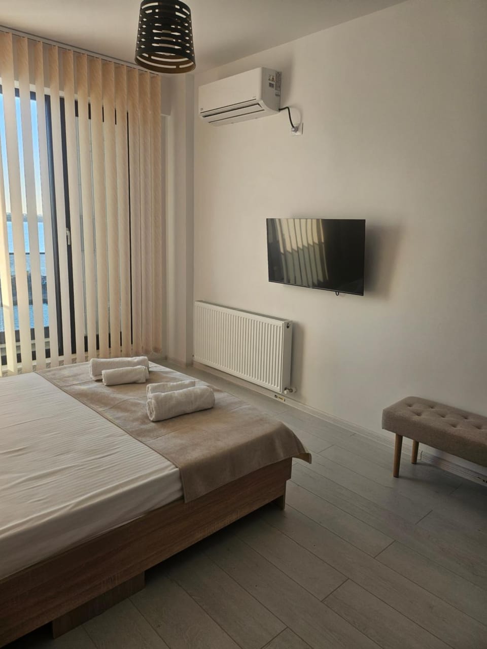 Bed, TV and multimedia, Photo of the whole room, Bedroom, air conditioner