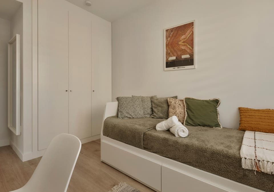 Bed, Bedroom, towels, wardrobe