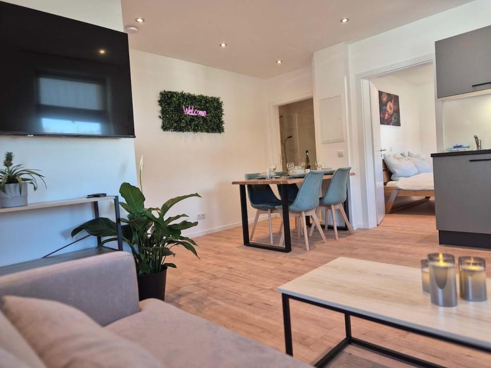 Bed, TV and multimedia, Kitchen or kitchenette, Living room, Photo of the whole room, Seating area, Dining area, oven