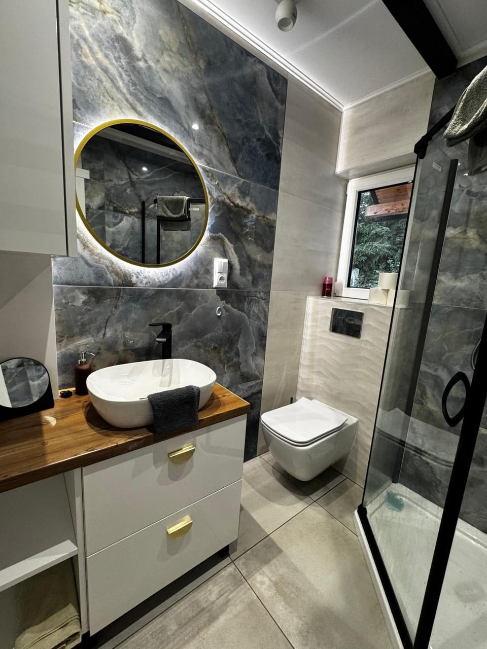 Shower, Toilet, Bathroom, towels