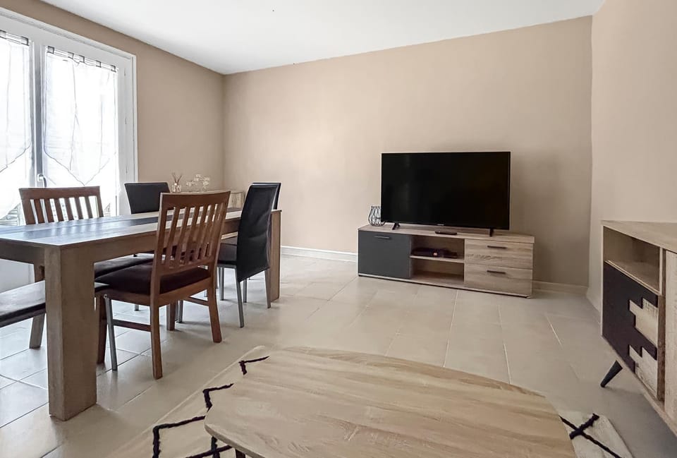 TV and multimedia, Living room, Dining area