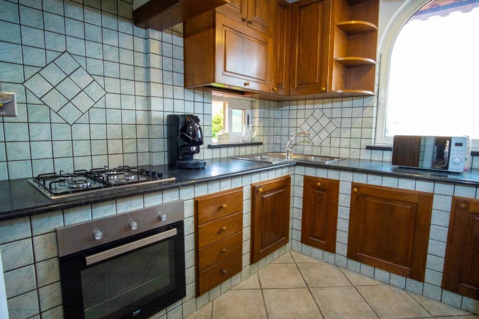 Coffee/tea facilities, Kitchen or kitchenette, stove, toaster